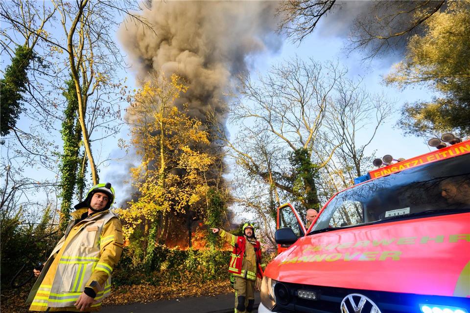Rund 500 mobile Toiletten sind in Hannover in Brand geraten.Julian Stratenschulte/dpa