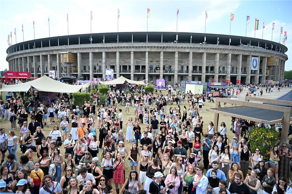 Rund 50.000 Besucherinnen und Besucher feierten rund um das Olympiastadion.Elisa Schu/dpa