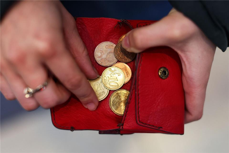 Rund 5.700 Menschen erhielten nach Angaben des Landesamts für Statistik Ende vergangenen Jahres die sogenannte Hilfe zum Lebensunterhalt. (Symbolbild)Jan Woitas/dpa