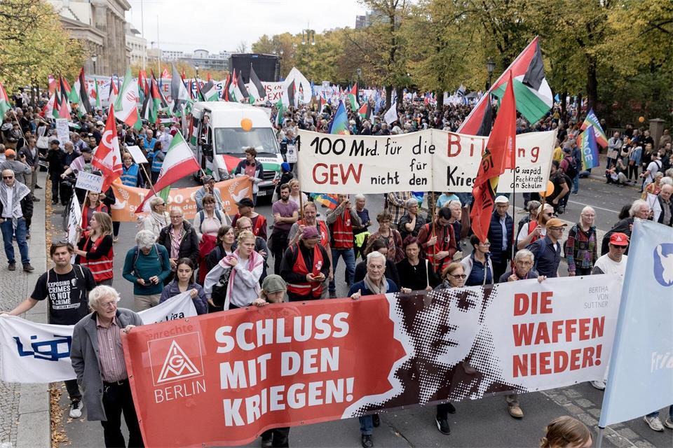 Rund 5.800 Menschen zogen laut Polizei gegen Aufrüstung und Militarisierung durch die Hauptstadt.Carsten Koall/dpa