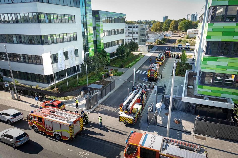 Rund 60 Feuerwehrleute waren wegen des Brandes vor Ort. Sascha Kopp/dpa