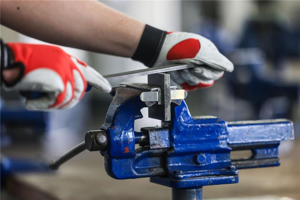 Rund 60 Prozent der antwortenden Unternehmen sind der IHK zufolge dem Verarbeitenden Gewerbe zuzuordnen, darunter die Sektoren Maschinenbau und Metallverarbeitung. (Symbolbild)Oliver Berg/dpa