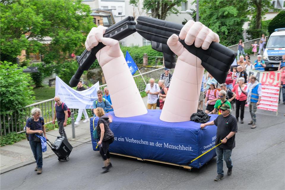 Rund 600 Menschen demonstrieren lauf Polizei friedlich in Wiesbaden. Hannes P. Albert/dpa