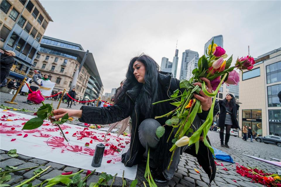 Rund 600 Menschen sind gegen das Regime im Iran auf die Straße gegangen.Andreas Arnold/dpa