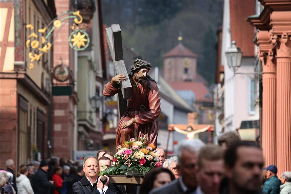 Rund 600 Menschen wirken an der Prozession mit.Karl-Josef Hildenbrand/dpa