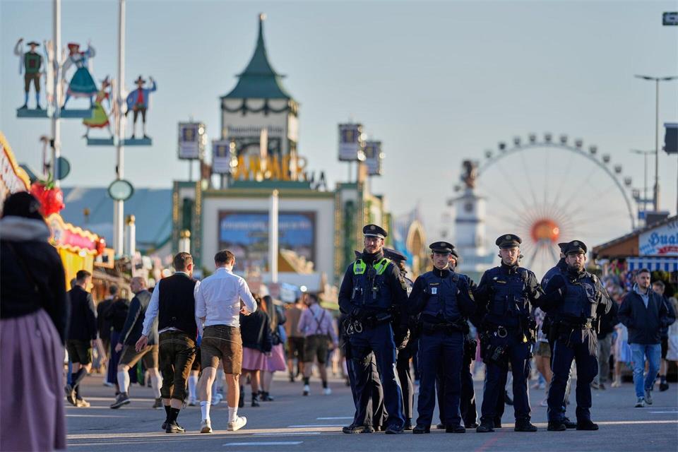 Rund 600 Polizisten sind rund um die Wiesn im Einsatz (Archiv).Matthias Schrader/AP/dpa