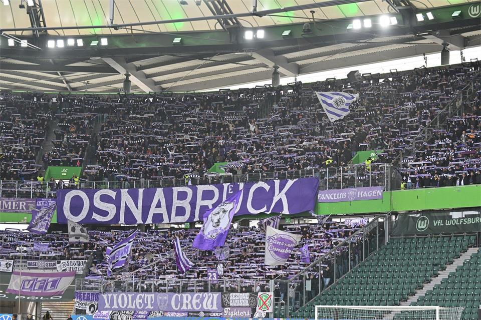 Rund 6.000 Fans begleiteten den VfL Osnabrück zum Nordduell in Wolfsburg.Swen Pförtner/dpa