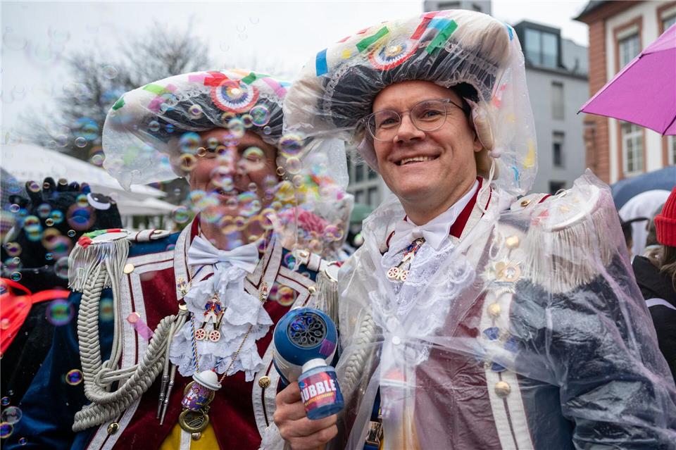 Rund 6.000 Feiernde sind in Mainz auf dem Schillerplatz. Florian Wiegand/dpa