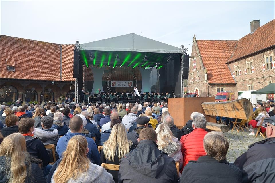 Rund 650 Besucher lauschten den Auftritten auf dem Schloss-Innenhof.
