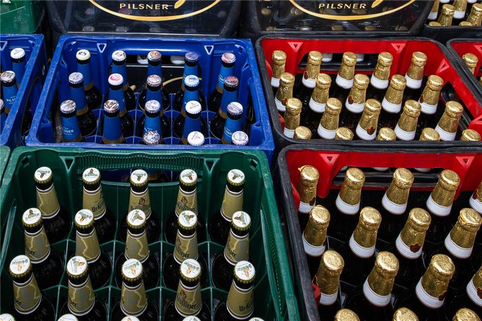 Rund 650 Bierkästen wurden auf einer Strecke von etwa 25 Metern über beide Fahrbahnen verteilt. (Symbolbild)Daniel Schäfer/dpa-Zentralbild/dpa