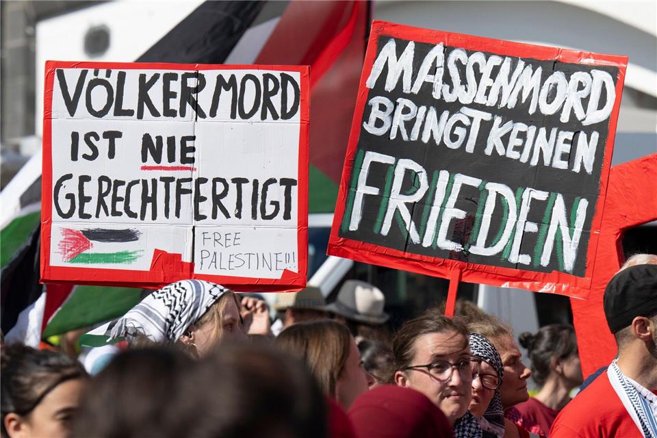 Rund 6.500 Menschen trafen sich am Frankfurter Hafenpark. Boris Roessler/dpa