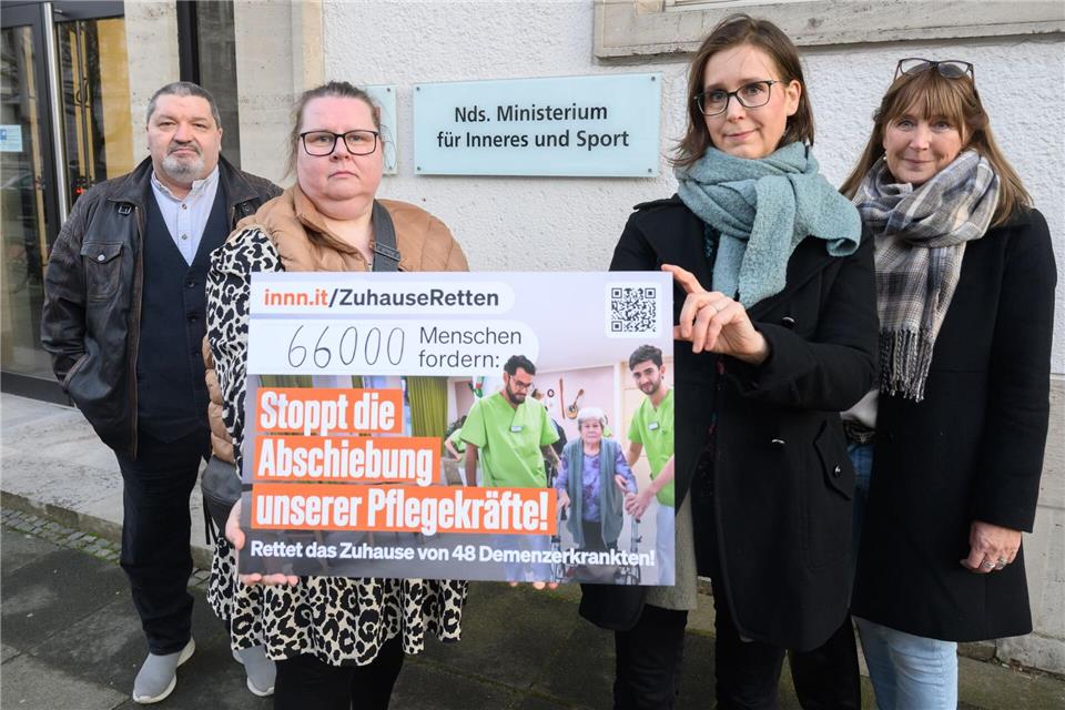 Rund 66.000 Menschen haben die Online-Petition der Heimbetreiber Tino (l-r) und Andrea Wohlmacher und Anne Weiss und Juliane Müller von der Angehörigeninitiative unterschrieben.Julian Stratenschulte/dpa