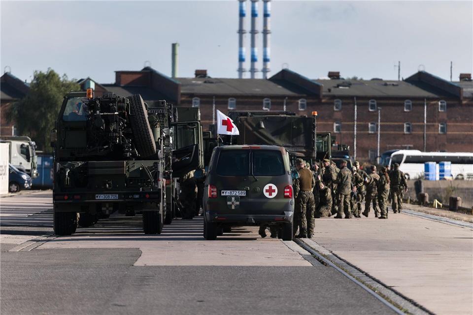 Rund 70 Bundeswehrfahrzeuge sollen in einem etwa 3,5 Kilometer langen Konvoi mehrere Stunden durch Hamburg rollen.Marcus Golejewski/dpa