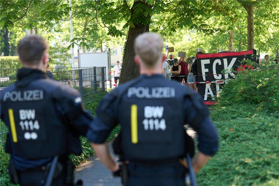 Rund 70 Menschen demonstrieren laut Polizei vor dem AfD-Parteitag.Thomas Frey/dpa