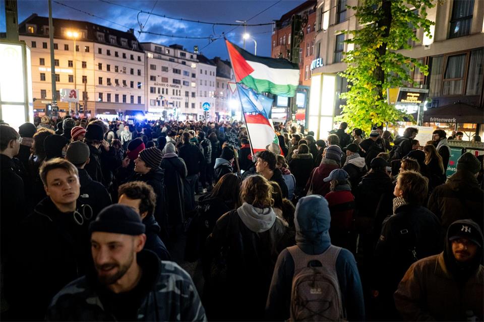 Rund 700 Menschen versammelten sich am frühen Abend am Rosenthaler Platz nahe der bekannten Hackeschen Höfe.Fabian Sommer/dpa