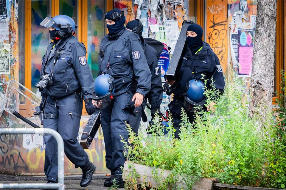 Rund 700 Polizisten seien seit dem Morgen in der Stadt im Einsatz, um die Maßnahmen abzusichern, so die Polizei.Christoph Soeder/dpa