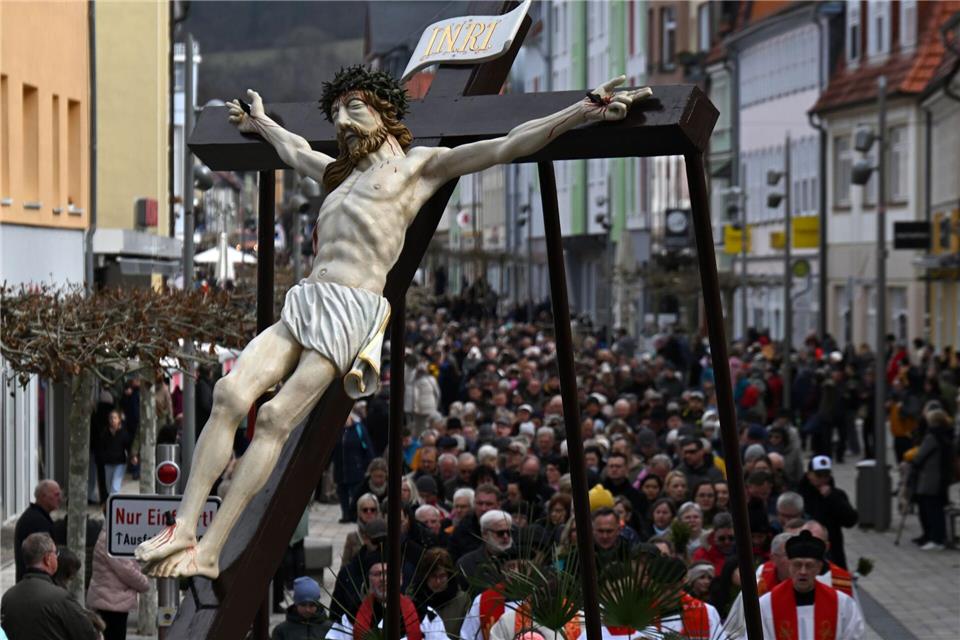 Rund 7.000 Gläubige kamen zur Palmsonntagsprozession in Heiligenstadt im katholisch geprägten Eichsfeld.Martin Schutt/dpa