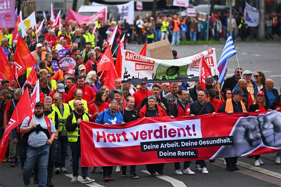Rund 7.000 Menschen demonstrieren in Bremen für einen starken Sozialstaat und für die Demokratie.Sina Schuldt/dpa