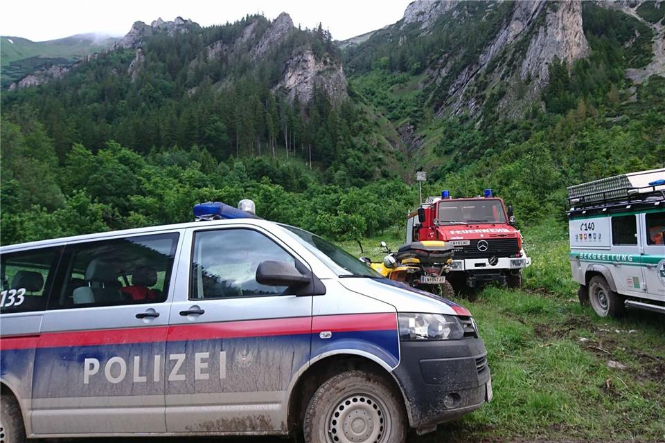 Rund 80 Meter ist ein Wanderer aus Bayern in den österreichischen Alpen abgestürzt - mit tödlichen Folgen. (Symbolbild)Roland Theny/Filmteam-Austria/apa/dpa
