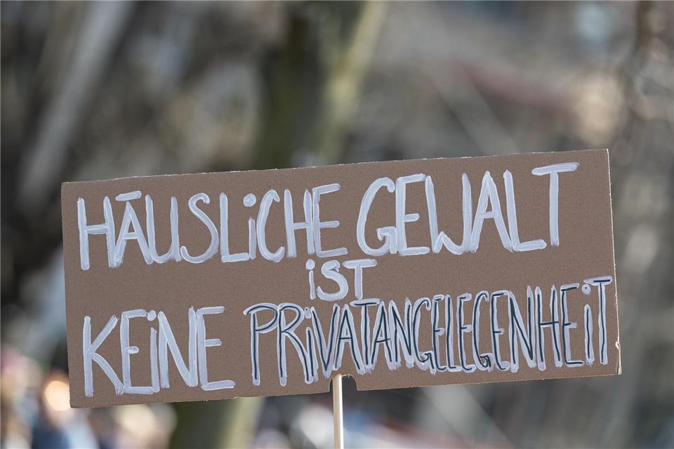 Rund 80 Prozent der betroffenen Menschen, die Gewalt in der Partnerschaft erleben, sind Frauen (Archivbild).Hannes P. Albert/dpa