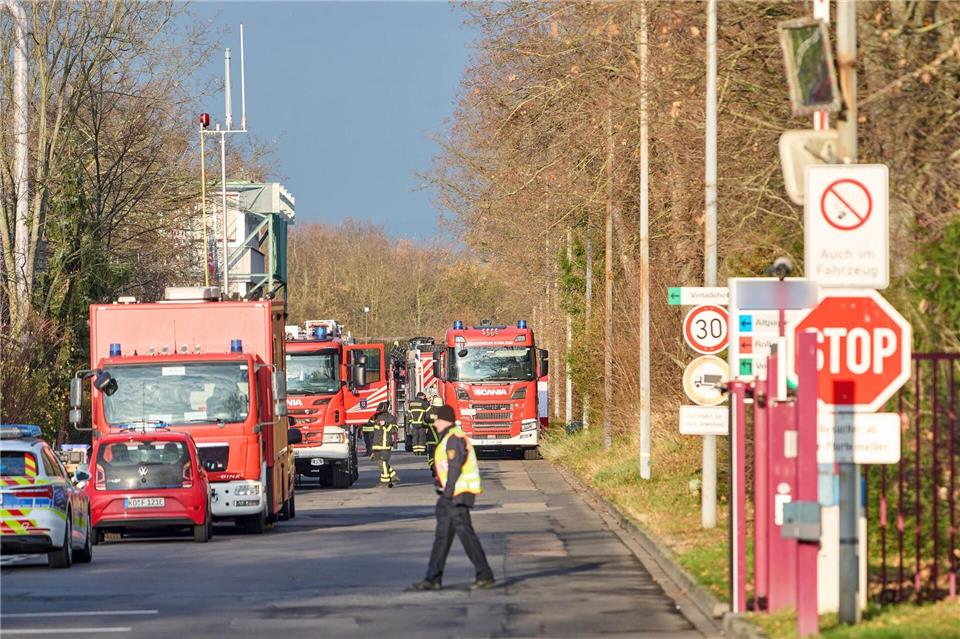 Rund 80 Rettungskräfte waren bei einem Chemieunfall im Koblenzer Industriegebiet im Einsatz.Thomas Frey/dpa