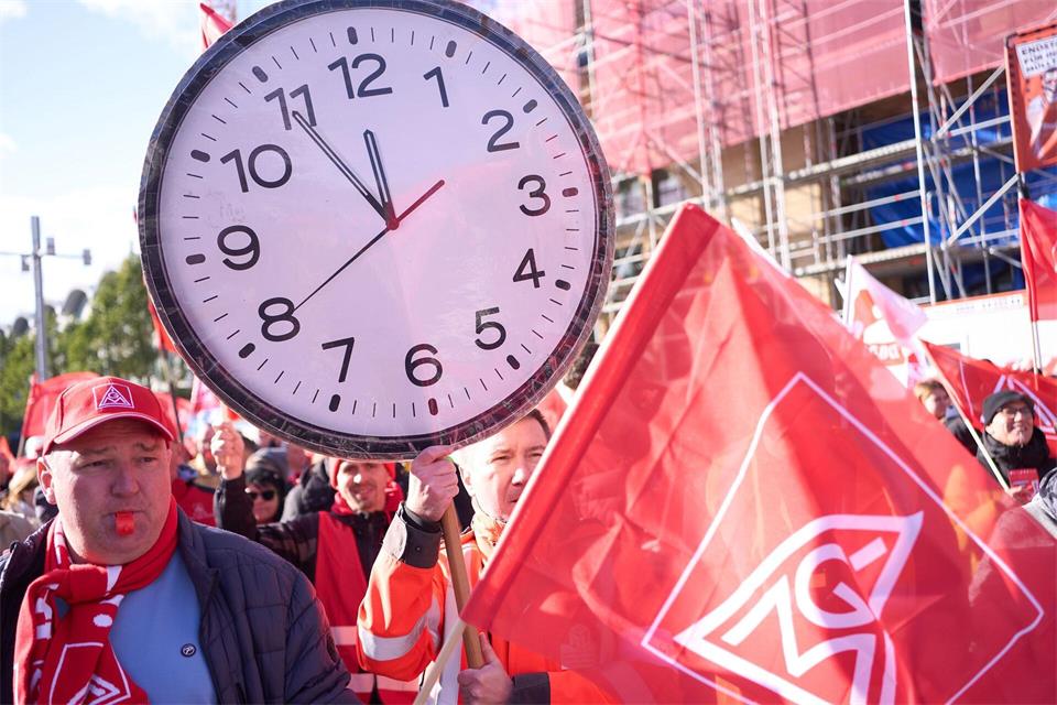 Rund 800 Menschen haben in Koblenz demonstriert. Thomas Frey/dpa