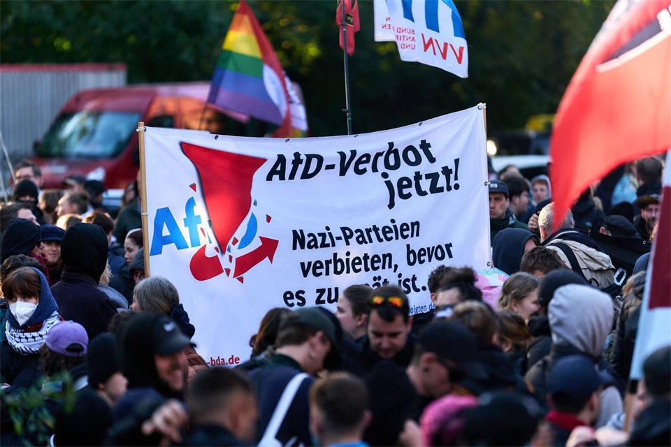 Rund 800 Menschen haben sich bei den Gegenprotesten versammelt.Marcus Golejewski/dpa