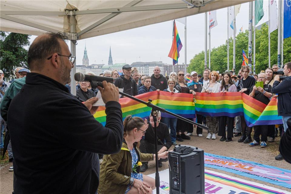Rund 800 Menschen kamen zu einer Kundgebung zusammen. Markus Scholz/dpa