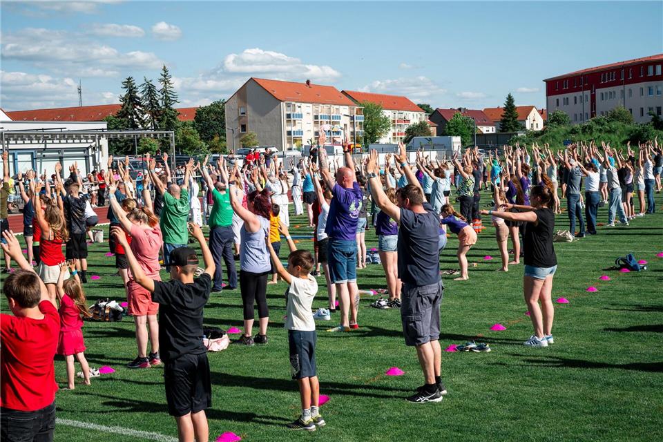 Rund 800 Menschen versuchten im Marcel-Kittel-Sportzentrum in Amt Wachsenburg einen Weltrekord im gemeinsamen Purzelbaumschlagen.Daniel Vogl/dpa