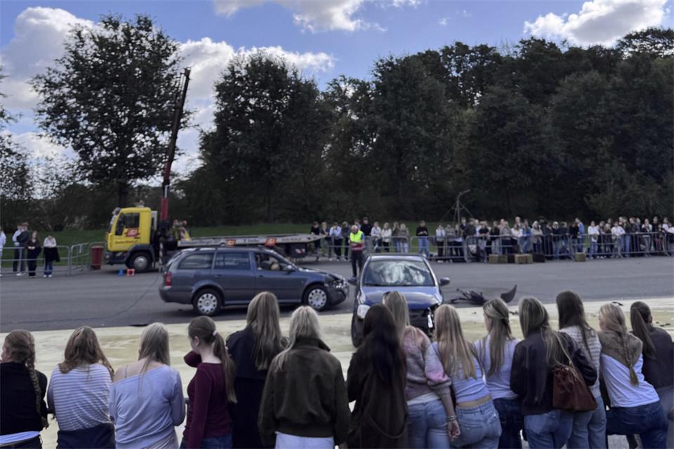 Rund 800 Schüler schauten sich die Unfalldemonstration in Gescher an. 