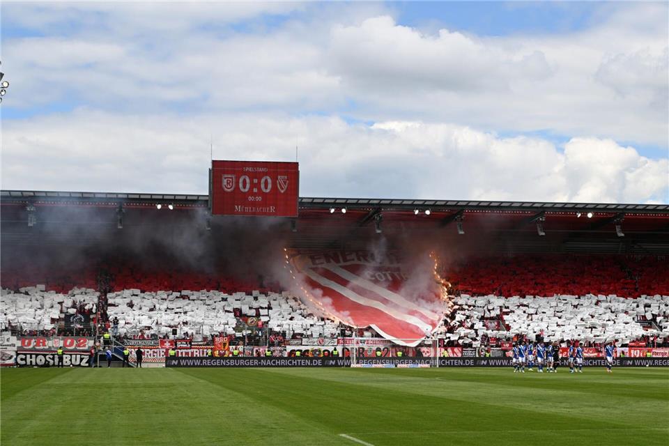 Rund 8.000 Fans unterstützten Energie Cottbus.Jens Niering/dpa