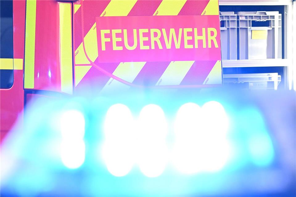 Rund 90 Einsatzkräfte der Feuerwehr waren vor Ort. (Symbolbild)Bernd Weißbrod/dpa