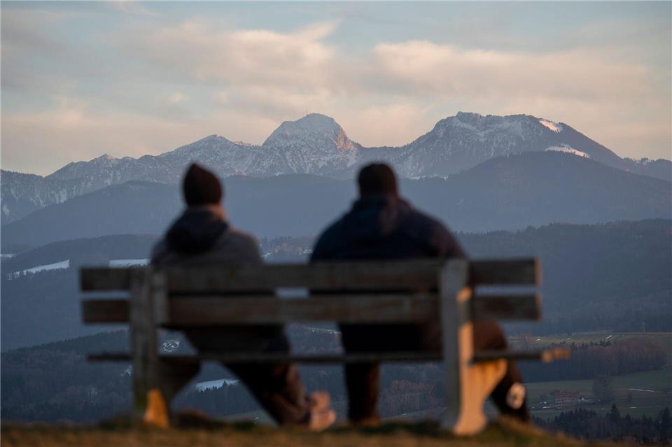 Rund 90 Prozent der Menschen in Bayern leben laut einer Umfrage gerne im Freistaat und fühlen sich hier zu Hause. (Archivbild)Lennart Preiss/dpa