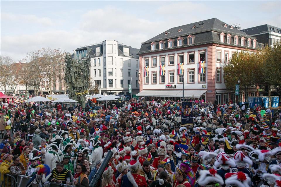 Rund 9.000 Menschen feiern bei der zentralen Veranstaltung auf dem Schillerplatz in der rheinland-pfälzischen Landeshauptstadt.Hannes P. Albert/dpa