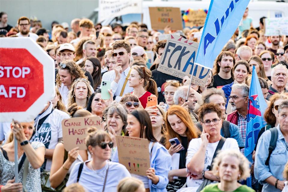 Rund 9.000 Menschen kamen zu der Demo nach der Sachsen-Anhalt-Wahl.Benjamin Westhoff/dpa