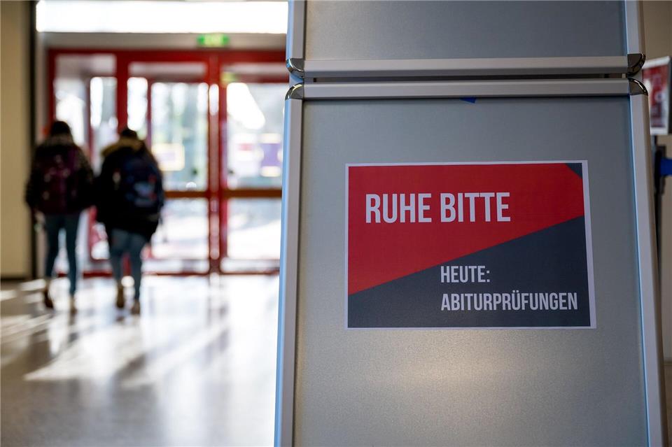 Rund 95 Prozent der sächsischen Schülerinnen und Schüler haben ihre Abschlussprüfungen bestanden. (Archivbild)Sina Schuldt/dpa