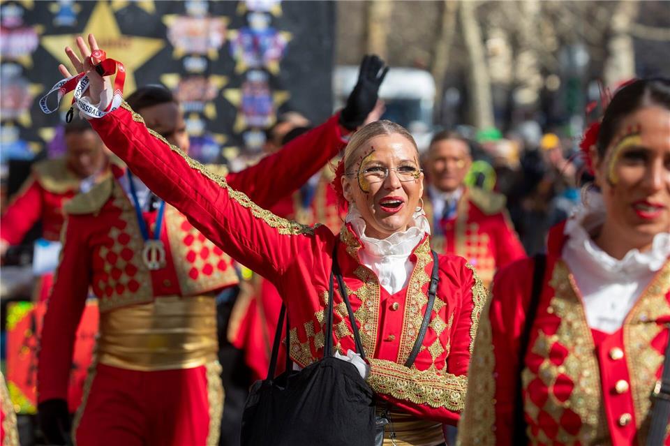 Rund 9.500 Teilnehmerinnen und Teilnehmer sind beim Rosenmontagsumzug dabei.Helmut Fricke/dpa