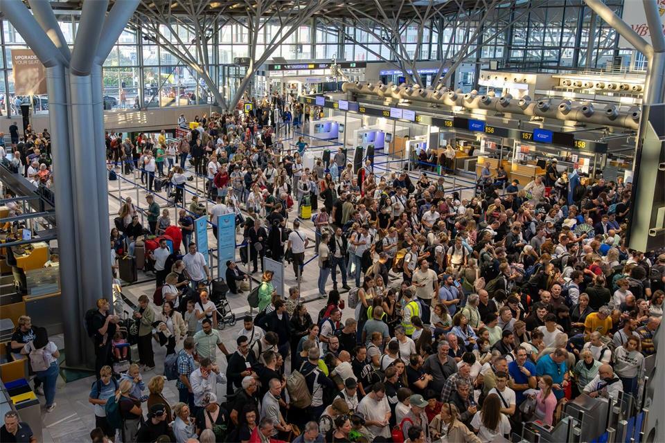 Rund anderthalb Stunden ging gar nichts am Flughafen Stuttgart. Tausende Fluggäste waren betroffen.Daniel Kessler/onw-images/dpa