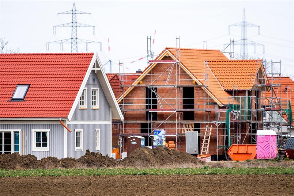 Rund die Hälfte des Baufinanzierungs-Neugeschäfts lief im zweiten Quartal 2026 über Kreditvermittler, zeigt eine Studie.picture alliance/dpa