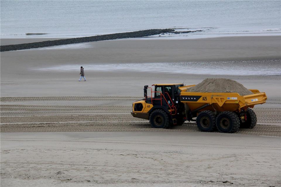 Rund drei Wochen lang sollen die Kipplaster im Einsatz sein. Peter Kuchenbuch-Hanken/dpa