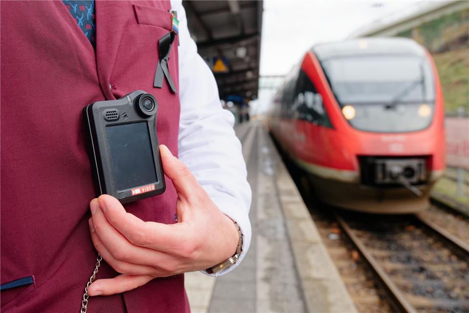 Rund ein Drittel der Kundenbetreuer bei der Deutschen Bahn haben sich eine Bodycam aushändigen lassen. (Symbolbild)Uwe Anspach/dpa