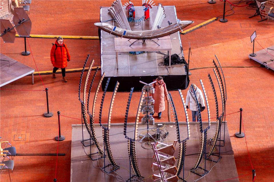 Rund ein Dutzend Instrumente sind in der Kirche ausgestellt.Jens Büttner/dpa