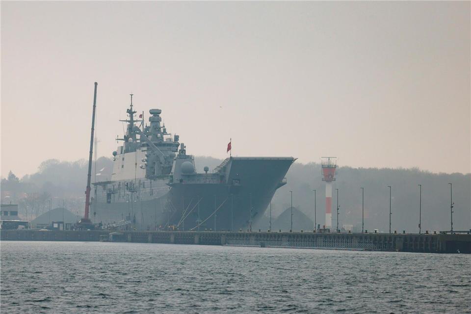 Rund ein Dutzend Schiffe aus fünf Nationen steuern die schleswig-holsteinische Landeshauptstadt an - darunter auch der türkische Flugzeugträger „Anadolu“. Frank Molter/dpa