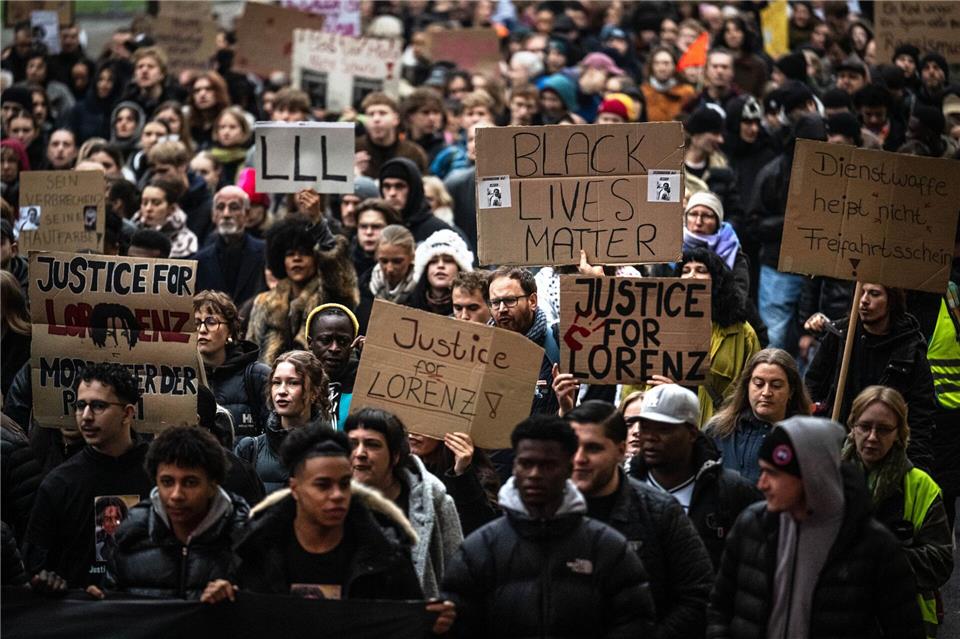 Rund ein Jahr nach den tödlichen Polizeischüssen auf den 21-jährigen Lorenz in Oldenburg wollen zahlreiche Menschen in Oldenburg demonstrieren. (Archivbild)Sina Schuldt/dpa