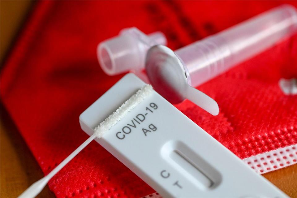 Rund ein halbes Jahr lang soll die Station geschlossen gewesen sein, dennoch soll der Mann in diesen Zeitraum zahlreiche fiktive Testungen von Bürgern abgerechnet haben.(Symbolbild)Jens Kalaene/dpa