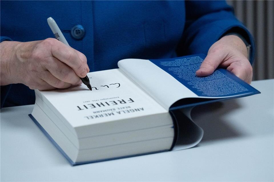 Rund eine Stunde signierte Merkel Hunderte Bücher.Stefan Sauer/dpa