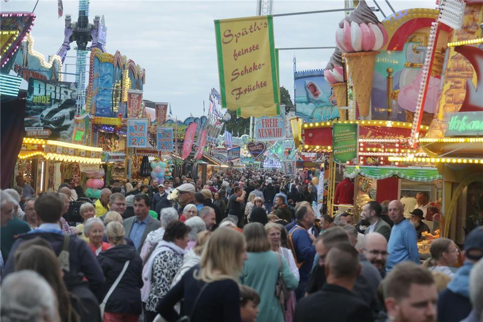 Rund eine halbe Million Menschen kamen in diesem Jahr zu dem Volksfest. (Archivbild)Bodo Schackow/dpa