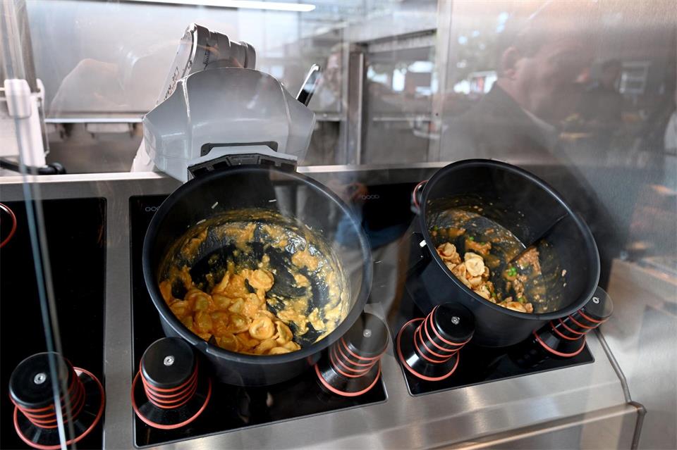 Rund fünf Minuten braucht der Kochroboter, um ein Gericht zu kochen.Felix Hörhager/dpa