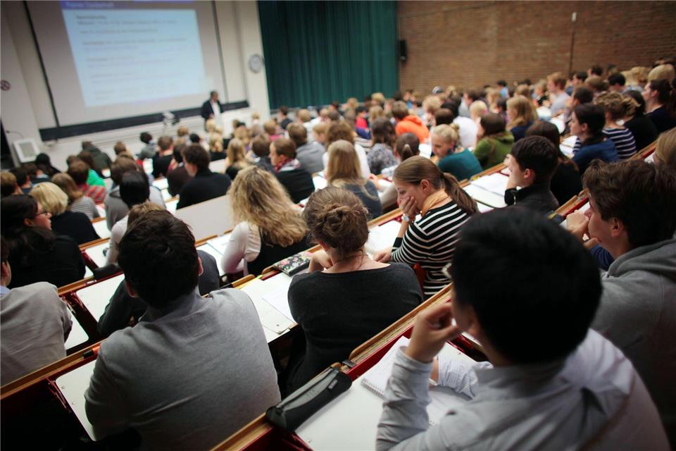 Rund jeder sechste Studierende bekommt Bafög. Oliver Berg/dpa