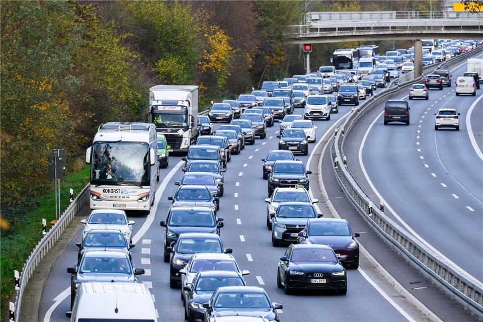Rund um Hannover kommt es bei besucherreichen Messen immer wieder zu Staus und Verkehrschaos. Doch auch der Alltag der Pendler ist staureich. (Symbolbild)Julian Stratenschulte/dpa